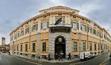 Pugni, calci e morsi alla madre per ottenere denaro