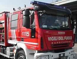 Auto contro camion, ferito un 23enne