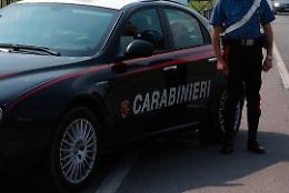 Lite per motivi passionali, prende a calci e pugni l'auto della fidanzata