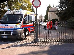 Cade dalla bici davanti al cimitero