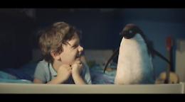 Gb, bimbo e pinguino: lo spot di Natale che emoziona