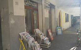 Colpo in edicola, via pc e soldi