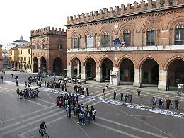 Lo srotolamento delle bozze di Lini in piazza del Comune, le immagini