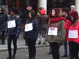 Giornata contro la violenza sulle donne, in centro performance teatrale degli studenti dello Sraffa