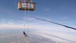 Nuova Zelanda, danza col trapezio sospesa a 3mila metri: è record mondiale