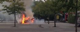 Auto in fiamme nel parcheggio del Porta Nova