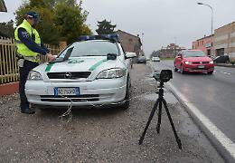 Controlli serali, multe e sequestri dei vigili