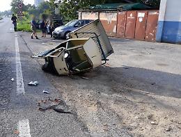 Scontro tra auto e Apecar, 17enne finisce in ospedale