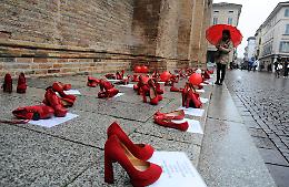 Donne contro la violenza, scarpe rosse e volti