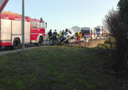 Scontro tra auto e camion, ferite serie per una 54enne