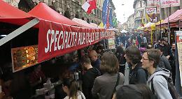 Folla al Mercato Europeo, il paradiso dei golosi