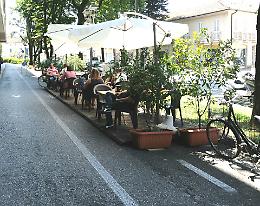 Viale Repubblica, tavoli sulla ciclabile: "Lì non possono stare"