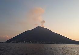 Stromboli, due forti boati. Nessun danno