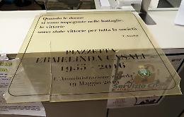 Vandali, targa commemorativa sradicata
