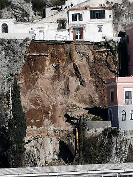 Amalfi, si stacca costone grossa frana sulla statale