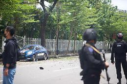 Indonesia: 2 kamikaze si fanno esplodere in una cattedrale