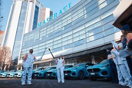 La nuova Maserati Grecale Cristallo saluta il passaggio della Fiamma Olimpica