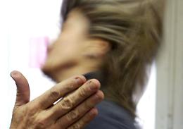 Picchia la madre, figlio allontanato