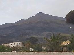 Incendio Stromboli: fiamme domate dopo notte di fuoco