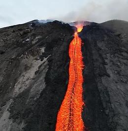 Stromboli: ancora colata lavica dal cratere fino al mare
