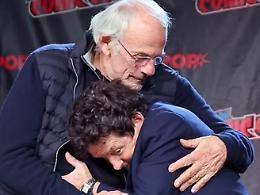 L'abbraccio commovente tra Marty McFly e Doc di Ritorno al futuro: la scena è virale