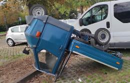 Vandalismo, un' Ape car ribaltata da ignoti nel parcheggio della 'Buca'