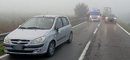 Malore al volante per l'autista di un camion, paura e contatto con un'auto
