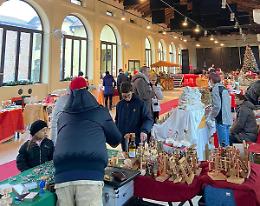 Natale alle porte, la pioggia non frena l’afflusso al mercatino