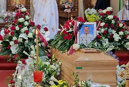 L'ultimo commosso abbraccio della comunit&agrave; romena a padre Doru Fuciu