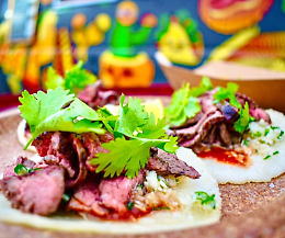 Regioni d'Europa, mercato internazionale con street food e artigianato