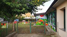 Vandali scatenati, la schiuma dell'estintore cosparsa sui giochi della scuola materna