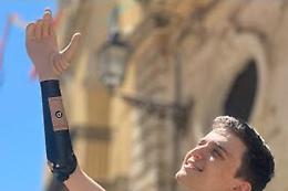 Nato senza mano lancia una raccolta fondi per la protesi 