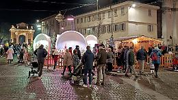 La casa di Babbo Natale è sotto la statua di Garibaldi