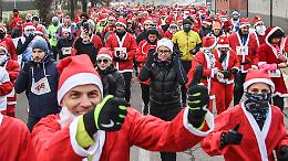 Cremona Christmas Run, più di 300 babbi Natale per Occhi Azzurri