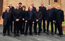 Il coro 'd’in…Canto' accompagna la celebrazione della Via Crucis