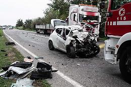 Schianto frontale sulla via Giuseppina: muore una 42enne