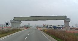 Posata la parte superiore del cavalcavia stradale sulla statale 10