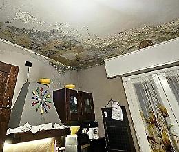 Nella &lsquo;casa colabrodo&rsquo; ora crolla il soffitto
