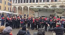 Gospel a sorpresa in centro accende l&rsquo;attesa delle feste