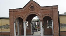 Via le statue di bronzo: saccheggio al cimitero della frazione