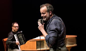 Nel blu: Mario Perrotta rivisita la felicit&agrave; di Modugno al teatro Ragazzola