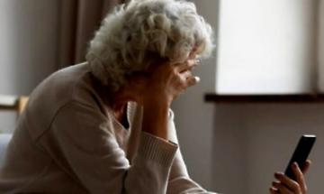 Maxi bonifico. E le svuotano il conto