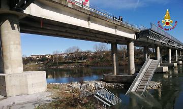 La passerella si spezza nell&rsquo;Adda