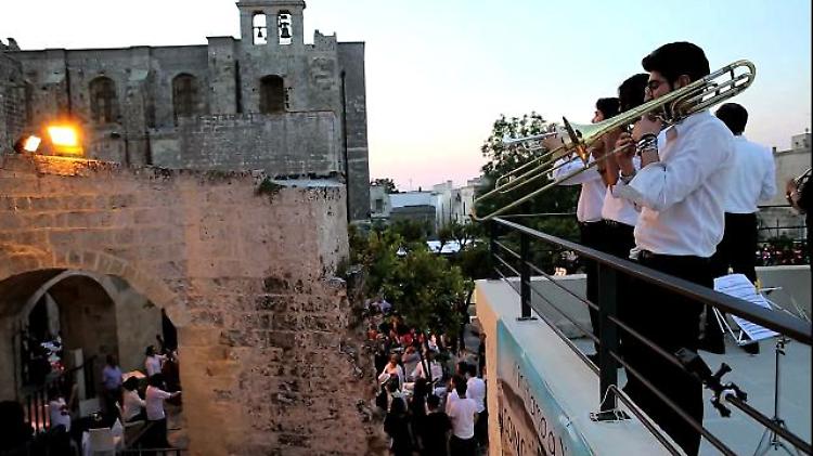 Salento, uno squillo di tromba e in piazza risuona Bizet: il flashmob di classica
