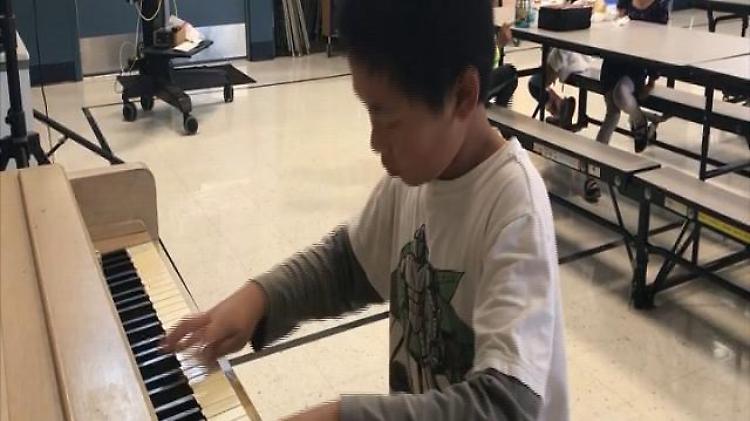 Usa, bimbo di 10 anni suona Bach al piano per gli alunni più piccoli: "La musica fa bene"