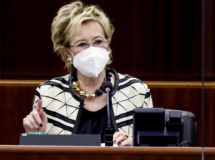 Vaccini anti-Covid al personale scolastico dall'8 marzo