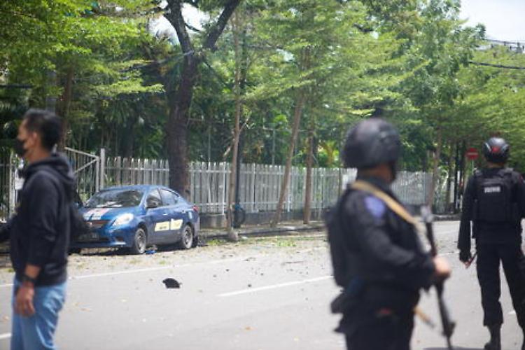 Indonesia: 2 kamikaze si fanno esplodere in una cattedrale