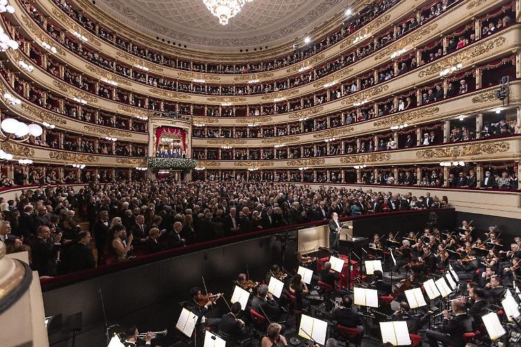 13 minuti d'applausi per il Godunov alla Scala, ovazione per Mattarella