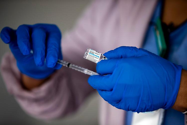 Con i camper nei paesi per vaccinare gli over 60