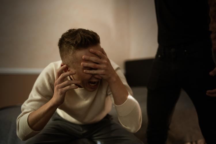 Va alla festa senza «permesso», ci va e viene pestato a sangue: 3 denunciati